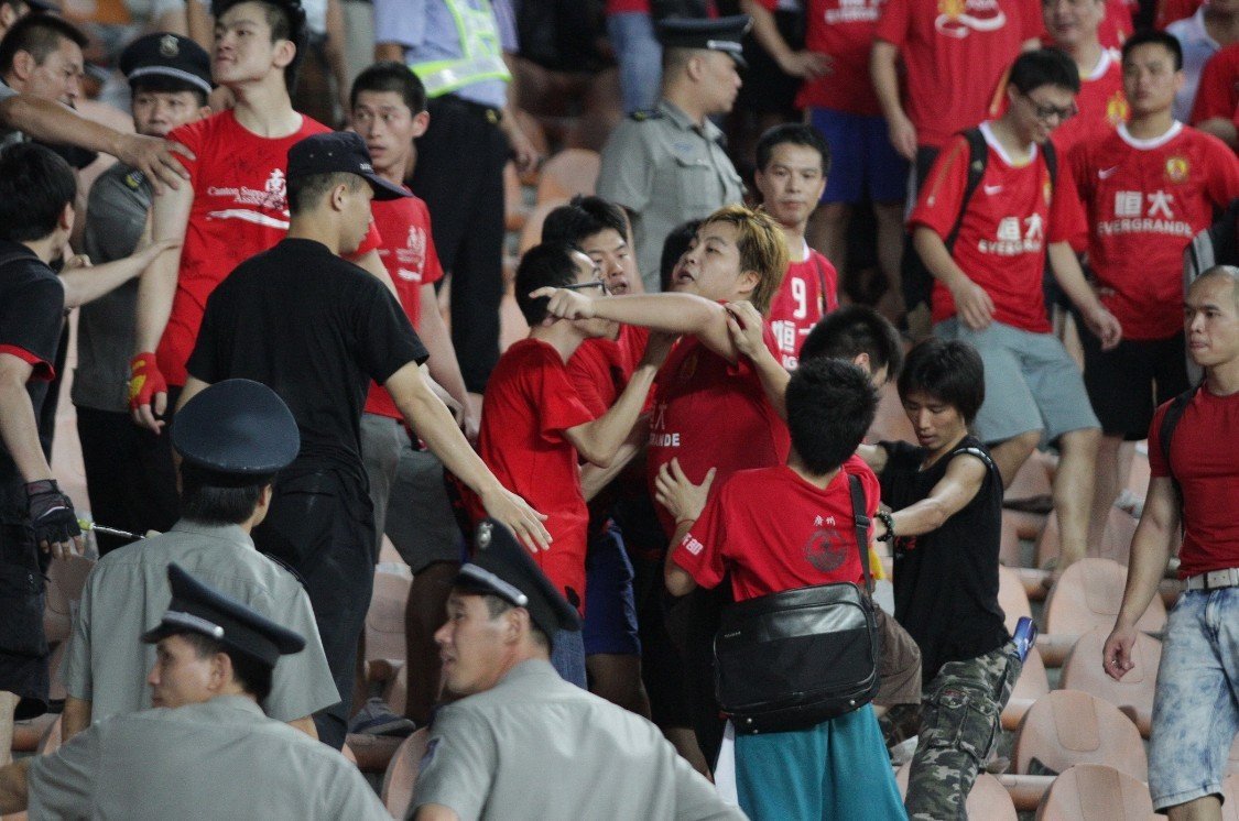 部分恒大球迷围堵富力球迷 安保化解双方冲突