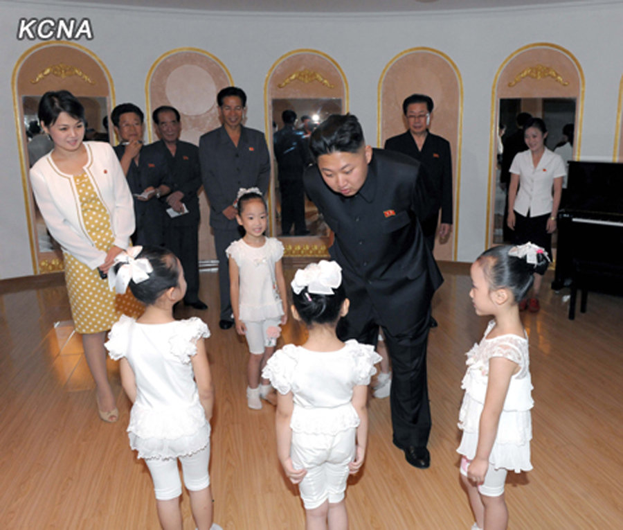 金正恩和女友玄松月视察庆上幼儿园 金正恩成大
