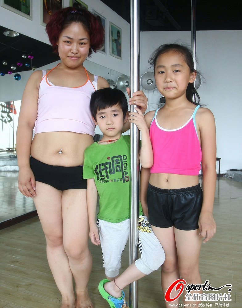 10岁<em>女孩</em>师从依繁+学<em>钢管舞</em>磨练意志品性(图)