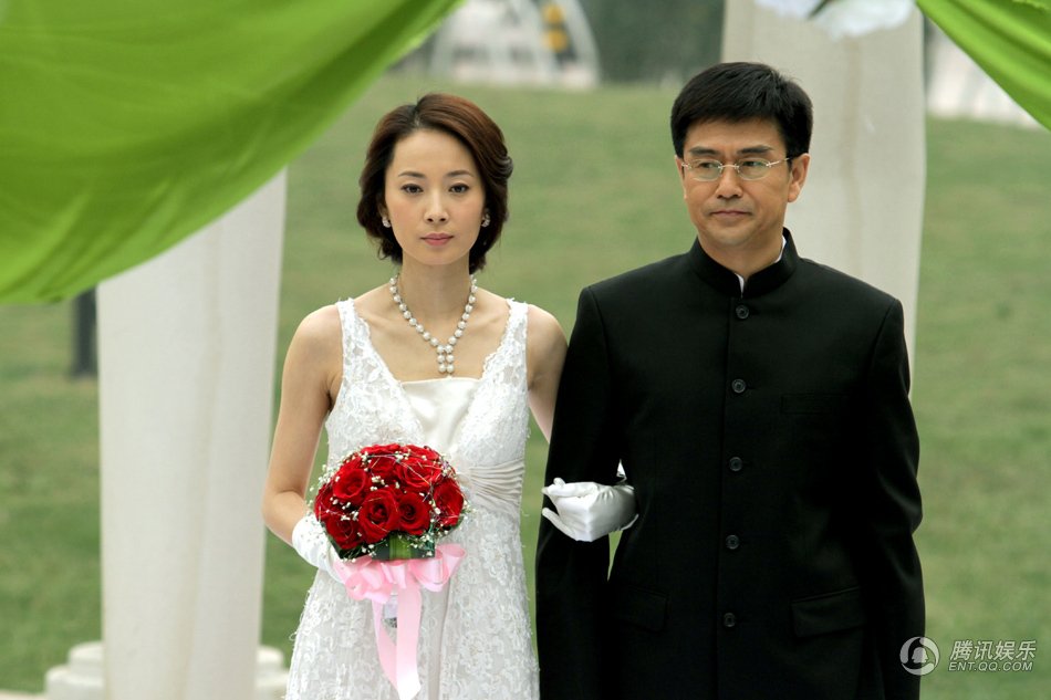 《<em>女人的抉择</em>》婚纱组图曝光 一女三夫真爱难