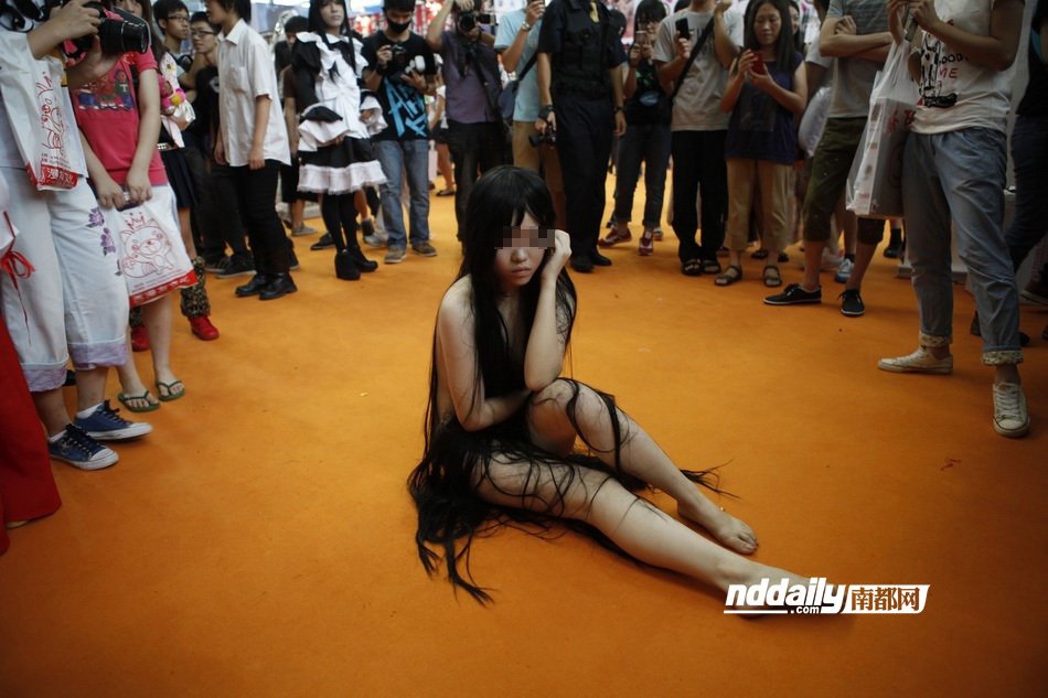 深圳动漫展突现裸露<em>女子</em>搅局 被<em>警察</em>带走_新闻