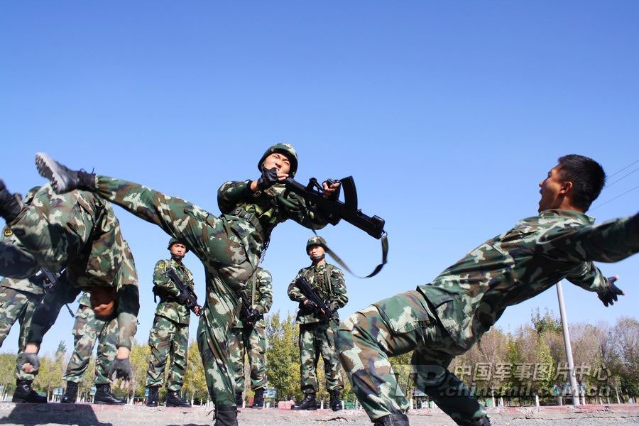 [军情观察]新疆武警演习重兵围捕脱狱逃犯(转载)