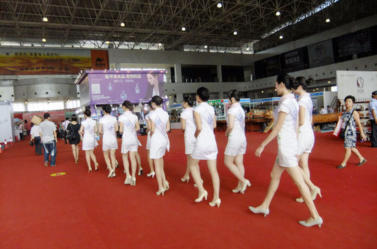 组图:佛山性文化节开幕 观众捏<em>充气</em>娃娃<em>胸部</em>_