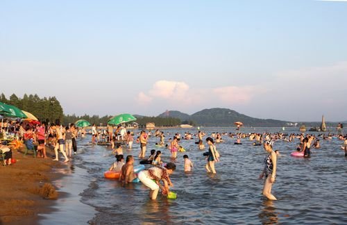 东湖沙滩浴场迎入夏以来客流最高峰 游客超万