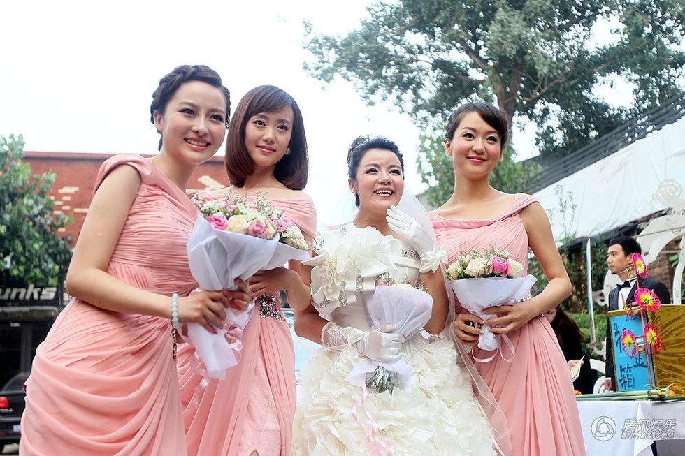 高清:旅游卫视主持人雷悦大婚 美女主播齐亮相