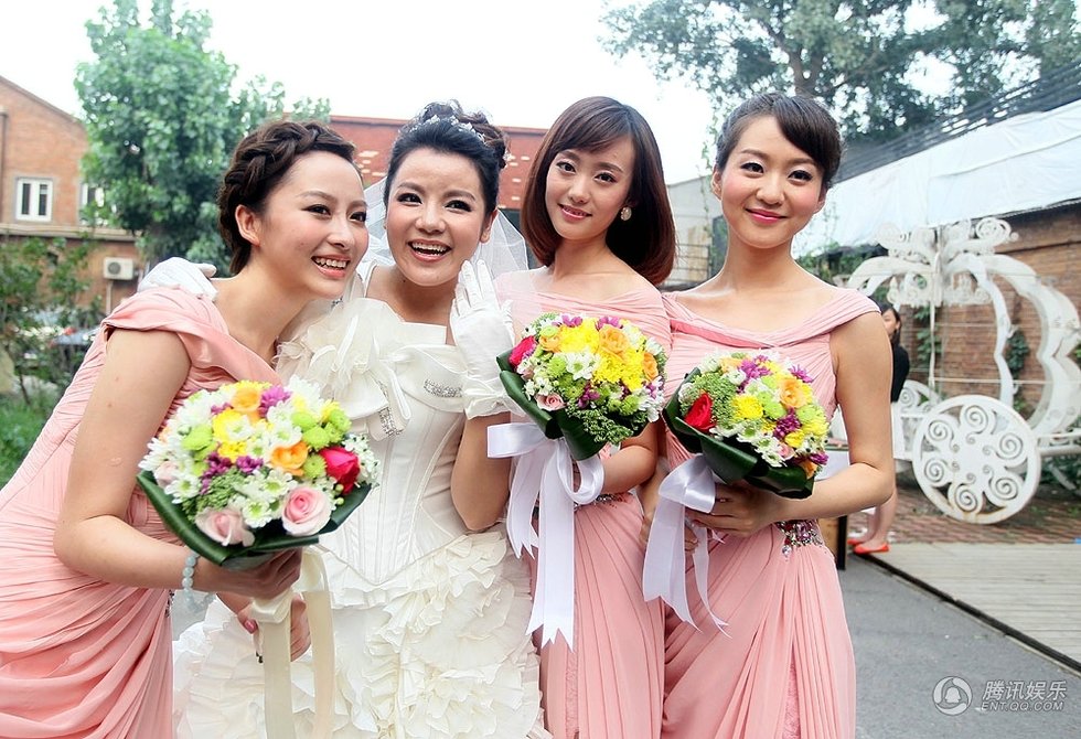 高清:旅游卫视主持人雷悦大婚 美女主播齐亮相