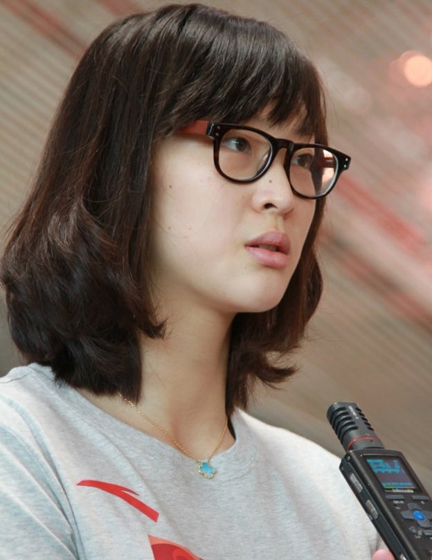 组图:<em>奥运女排</em>小组赛两连胜 揭惠若琪家居照_