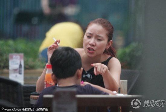 <em>郭涛</em>妻子是谁 <em>郭涛女朋友</em>,郭涛妻子吸烟训斥儿