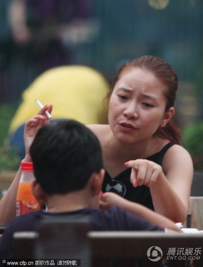 <em>郭涛</em>妻子是谁 <em>郭涛女朋友</em>,郭涛妻子吸烟训斥儿