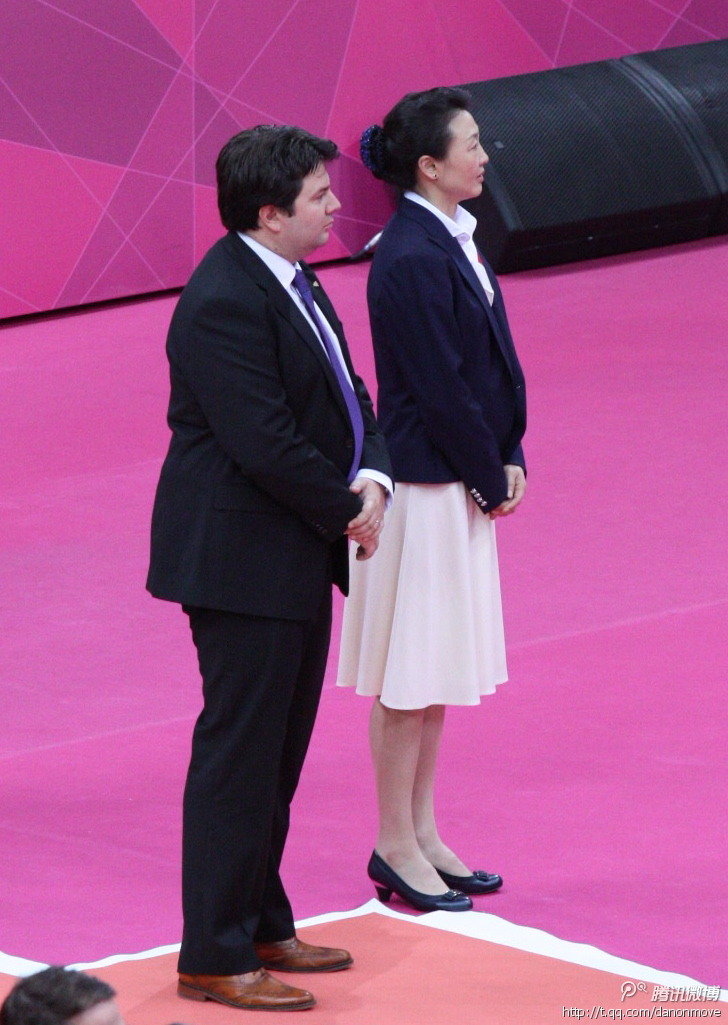 高清:李雪芮夺<em>羽球</em>女单金牌 领奖台上敬军礼-领