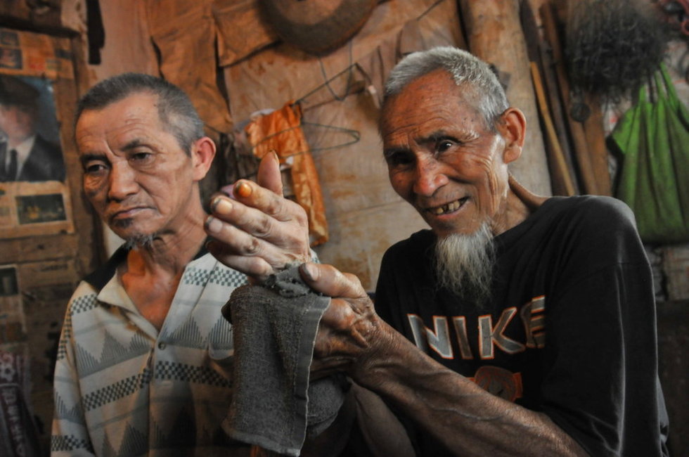 图片故事:93岁父亲照顾60岁瘫痪儿子