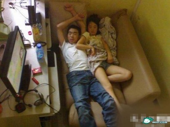 男子网吧玩游戏入迷 不知身旁女友遭非礼 - 南宁