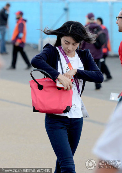 郭晶晶穿<em>紧身牛仔裤</em> 现身跳水赛场表情凝重-燕