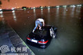 组图：男子驾车着急躲台风 一头扎进西湖