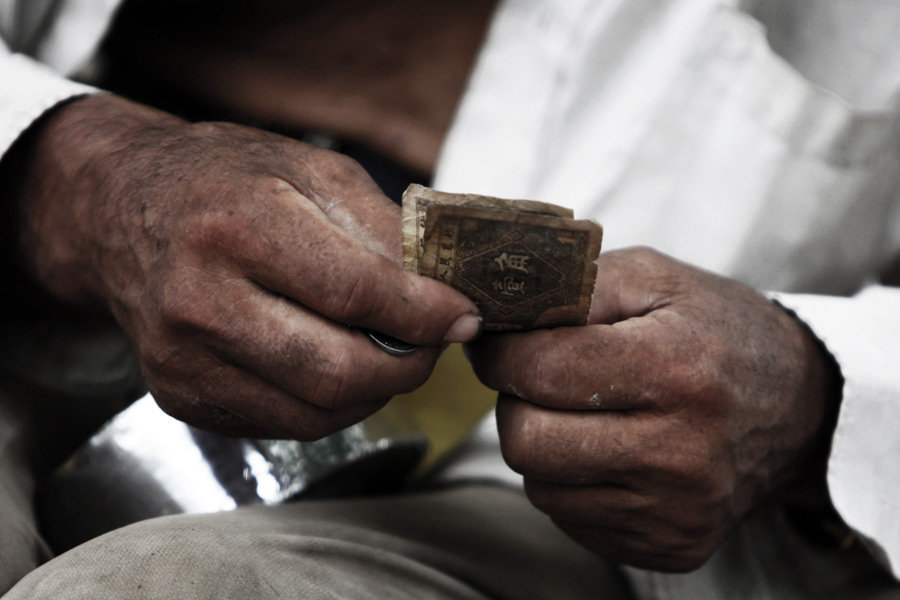 《活着》：脆弱的空