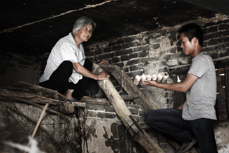 《活着》：脆弱的空