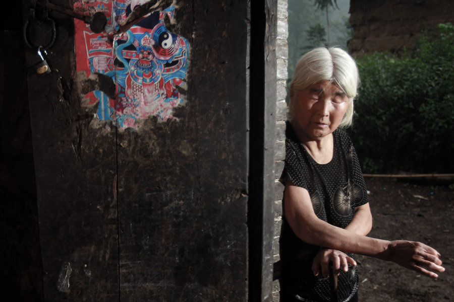 《活着》：脆弱的空