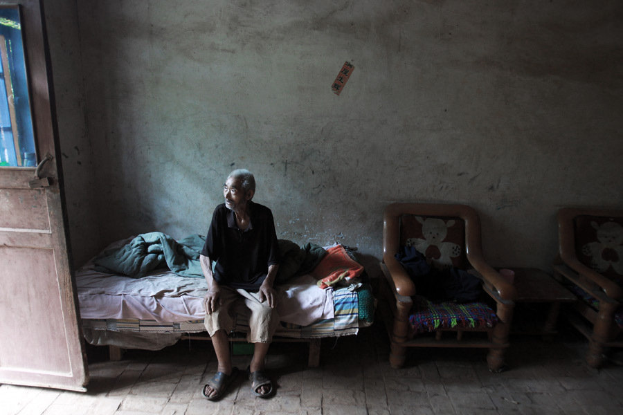 《活着》：脆弱的空