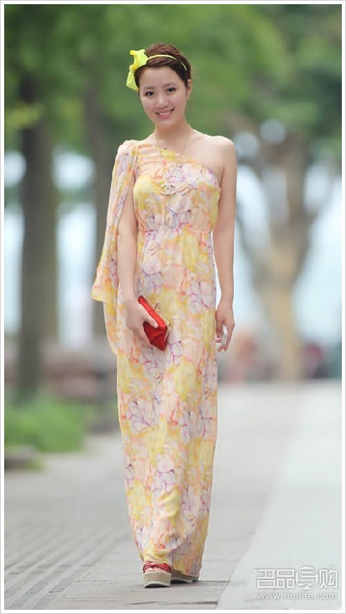 上海人民广场街拍美女 八月最红裙装-会昌人在