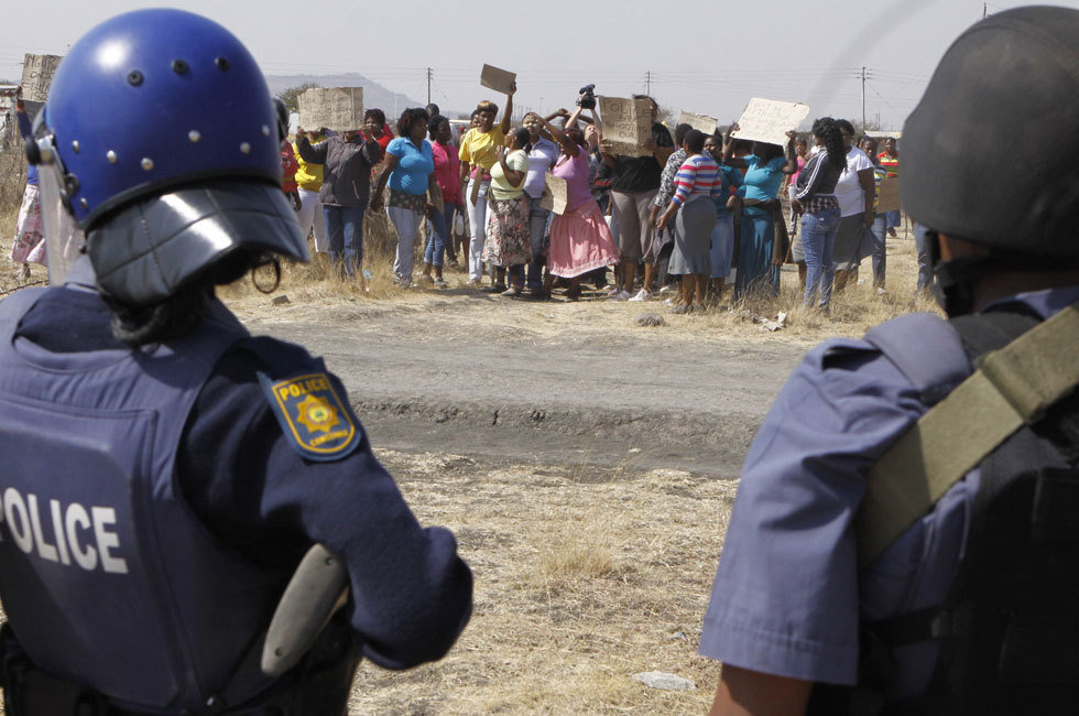 南非铂矿矿工 警察扫射已致36死