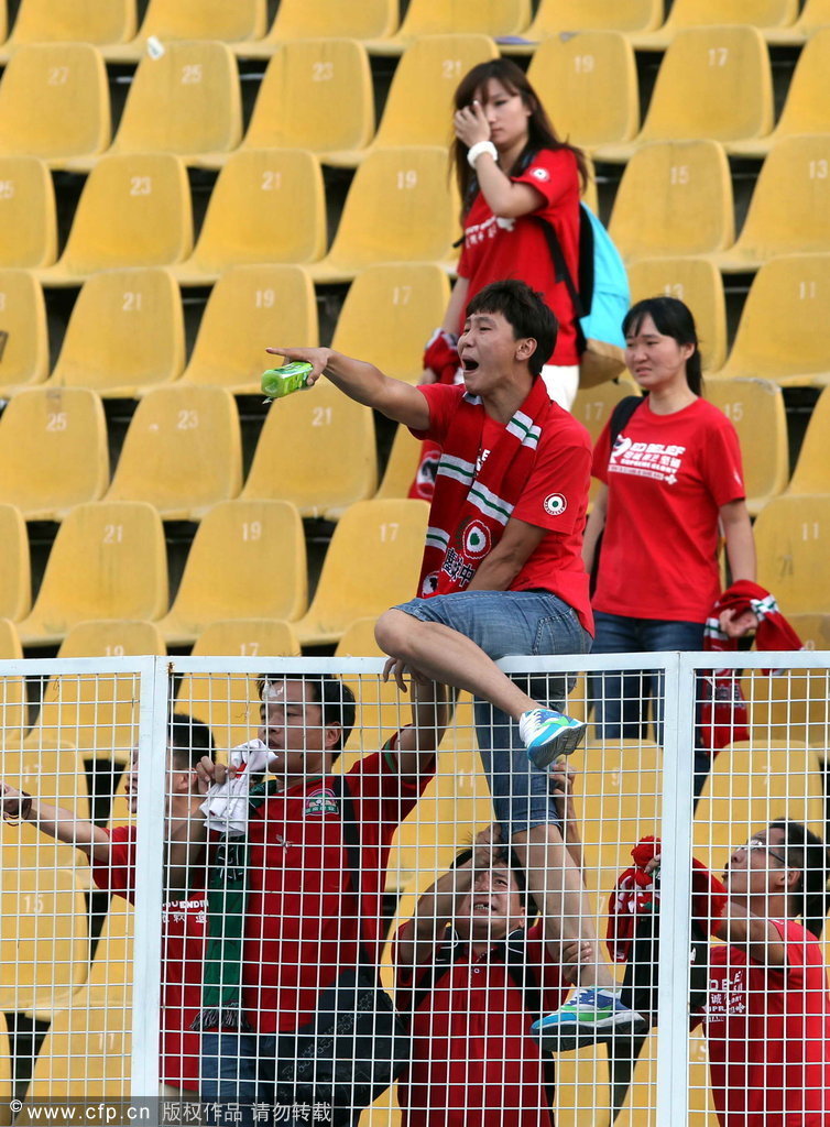 高清:河南球迷翻围栏扔水瓶 竖中指表示愤怒-体