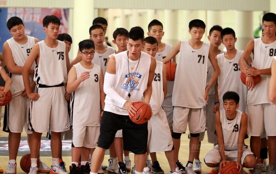 林书豪东莞首开训练营 亲自指导80名学员