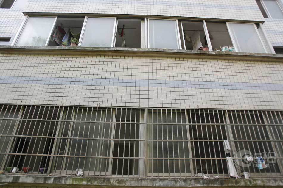 湖南一大学宿舍进贼<em>偷窃</em> <em>女生</em>清晨被摸惊醒 - 
