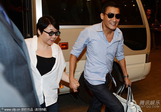 组图:梁家辉现身长春电影节酒店外携妻秀恩爱