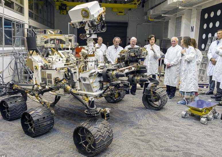 美国宇航局好奇号火星车传回火星高清图像