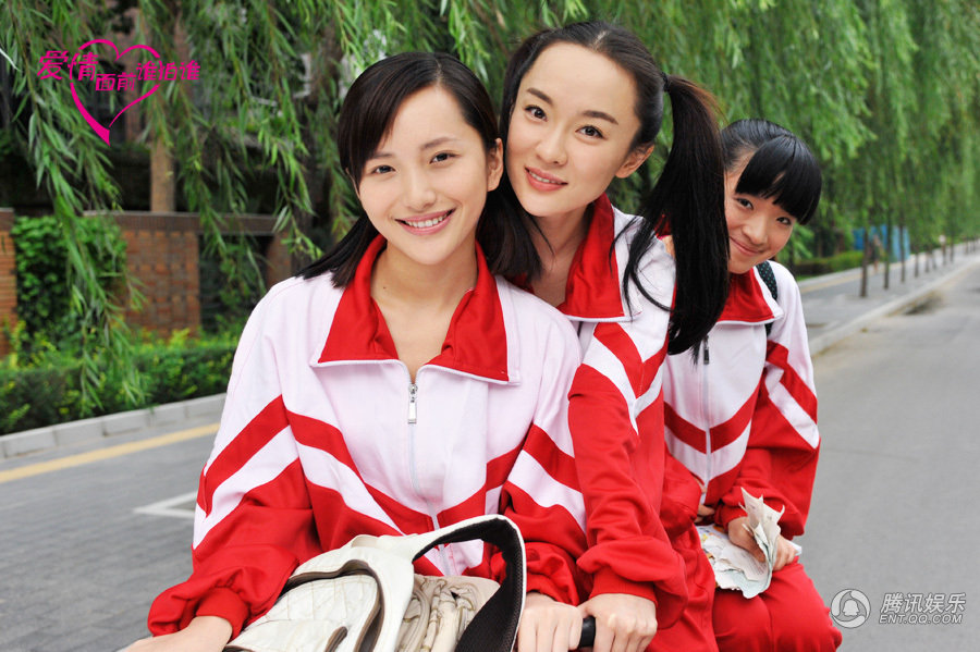 爱情面前谁怕谁曝剧照霍思燕穿校服忆青春