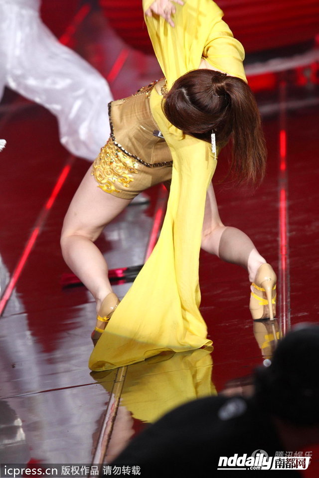 <em>美女</em>主持金鹰节拼<em>性感</em> 柳岩跌倒险走光_新闻中