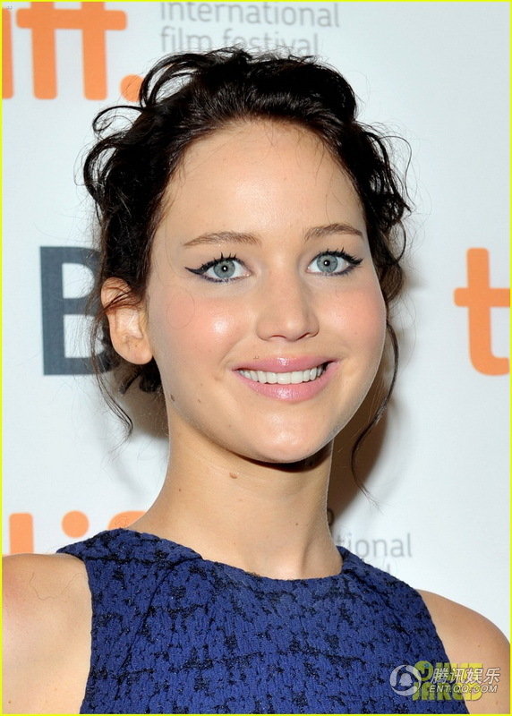 《赛琳娜》首映 詹妮弗·劳伦斯华美小礼服现