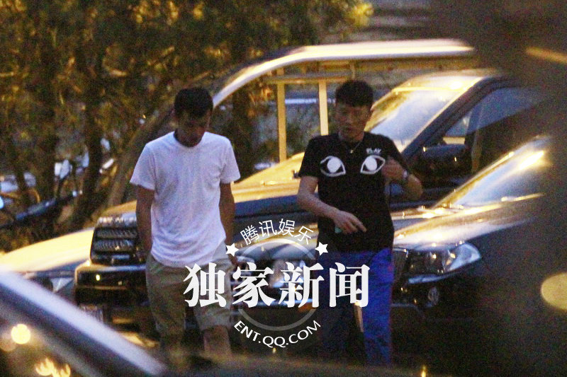 <em>文章马伊琍</em>一家<em>恩爱</em>牵手 文章抽烟躲女儿身后