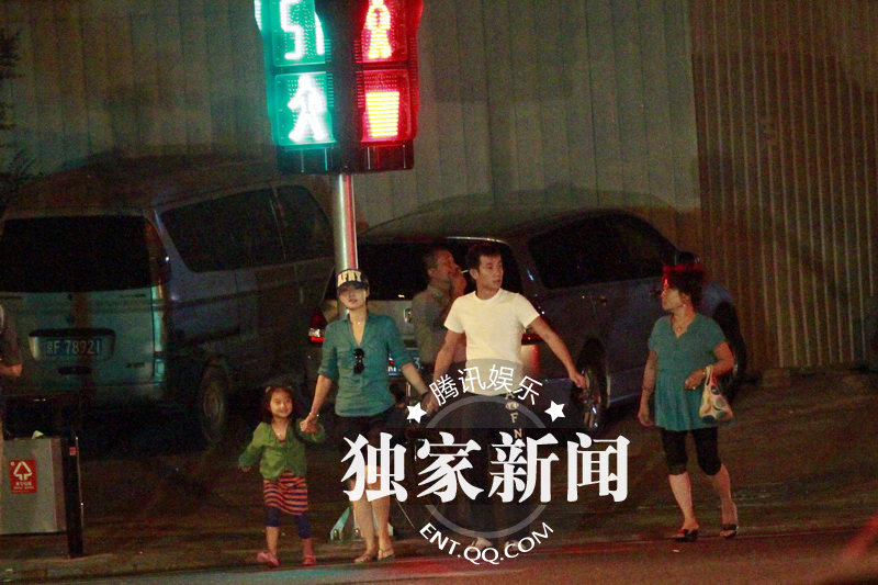 <em>文章</em>马伊璃一家恩爱牵手 <em>文章</em>抽烟躲女儿身后