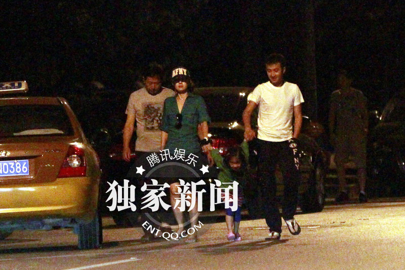 <em>文章马伊琍</em>一家<em>恩爱</em>牵手 文章抽烟躲女儿身后