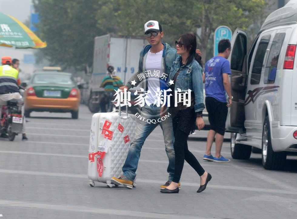 张馨予被曝曾 离异  携李晨高调牵手回家-55BB