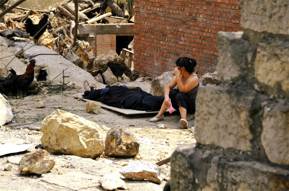 云南彝良地震灾区<em>妻子守护</em>丈夫遗体6小时(图)