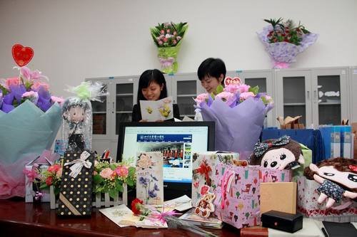 教师节 川大锦江学院教师办公室堆满鲜花