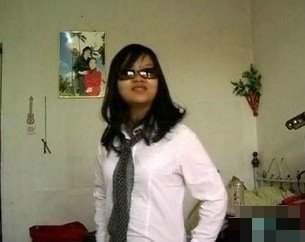 墨镜女高跟鞋活活踩死小狗 虐狗引公愤