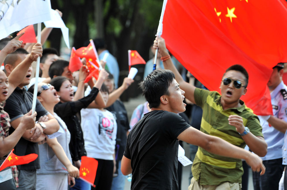 高清:中国民众在日本驻华大使馆前抗议