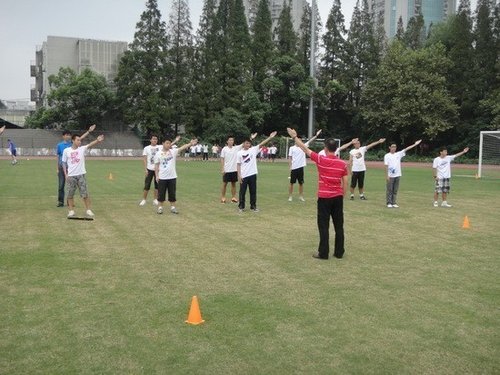 组图:上海市校园足球联盟 裁判员培训班开班