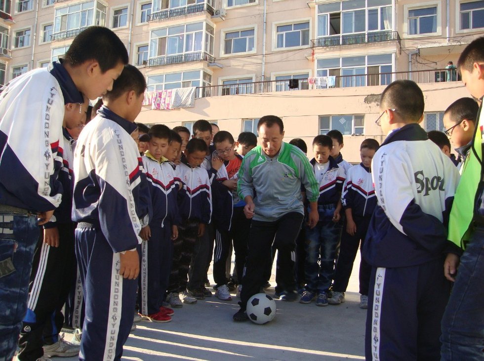 高清:五大连池第二小学足球课 学生练基本功