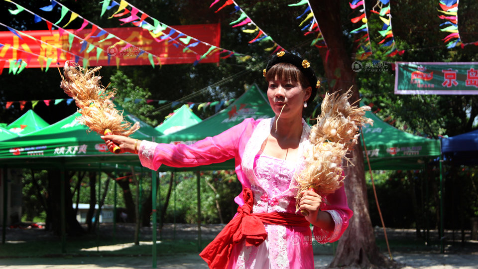 花棍舞,京族在悠久的祭祀活动中累积了很多不同的舞蹈,多以娱神