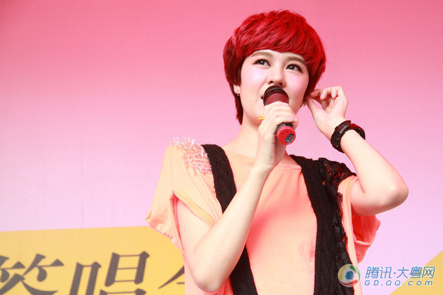 图:郁可唯广州签唱 大赞吴莫愁《痒》有味道