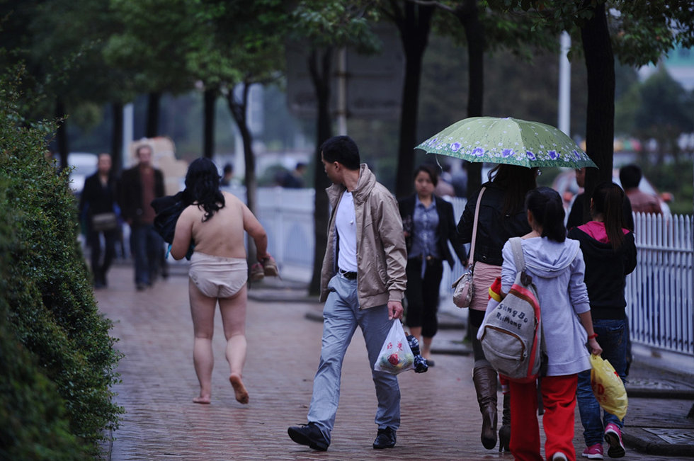 高清图:贵阳街头<em>裸女</em>漫步引市民围观- 中国日报