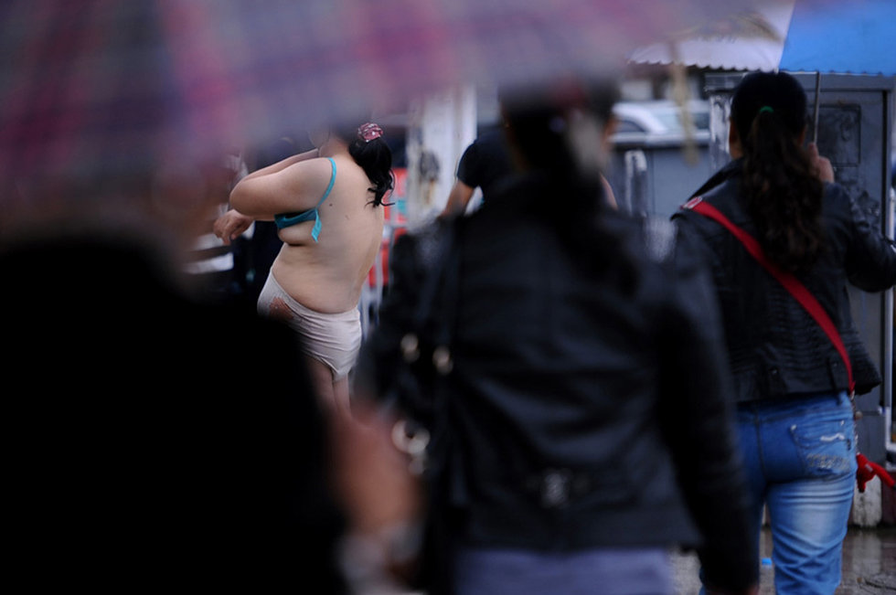 高清图:贵阳街头<em>裸女</em>漫步引市民围观- 中国日报