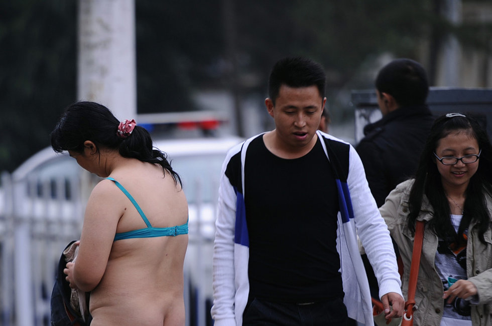 高清图:贵阳街头裸女漫步引市民围观- 中国日报