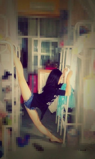 女生宿舍劈“一字马” 网络追捧各种模仿_liuyutai20121031_新浪博客