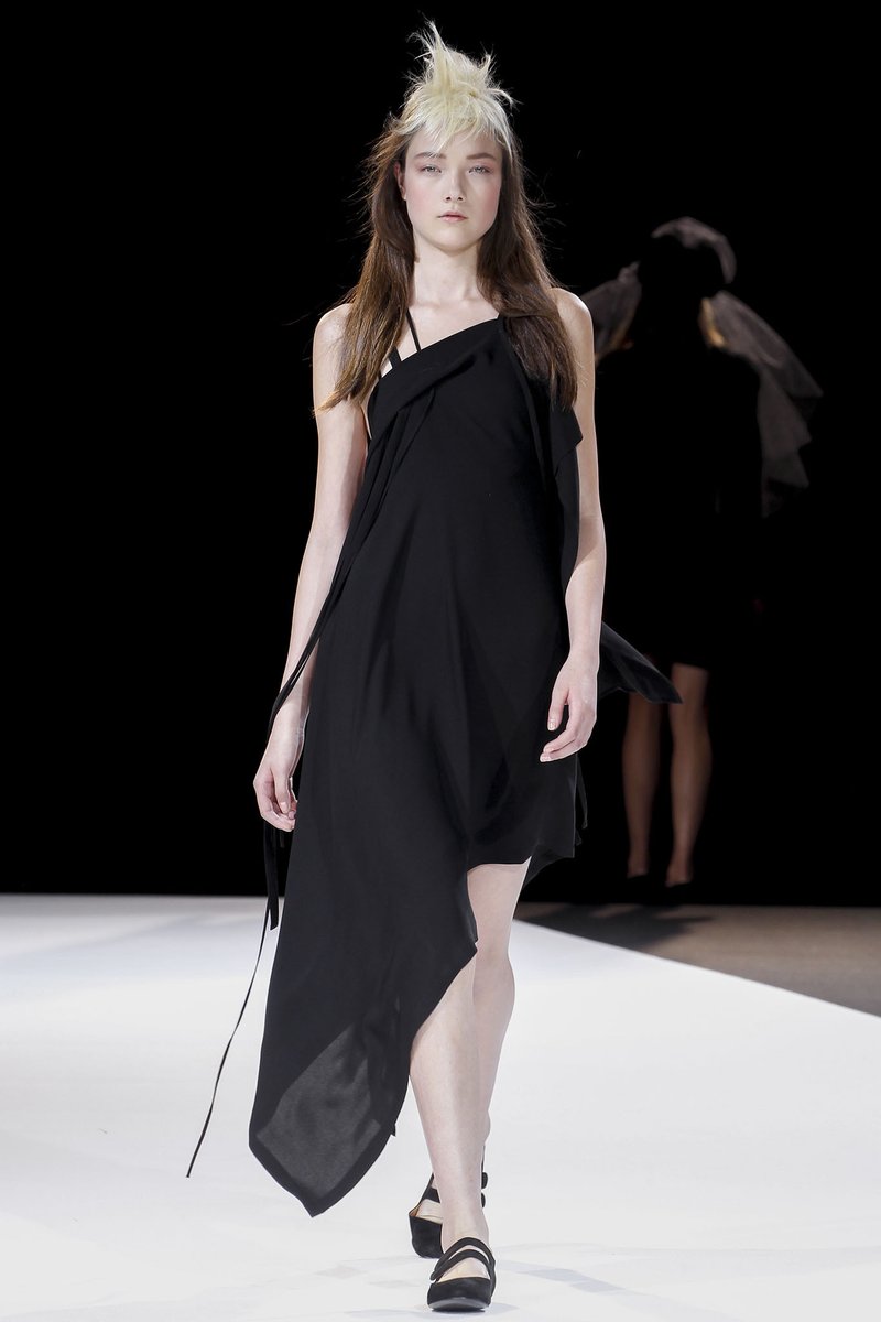 山本耀司Yohji Yamamoto 2013春夏女装秀-高级成衣-T台秀场频道-中国品牌服装网