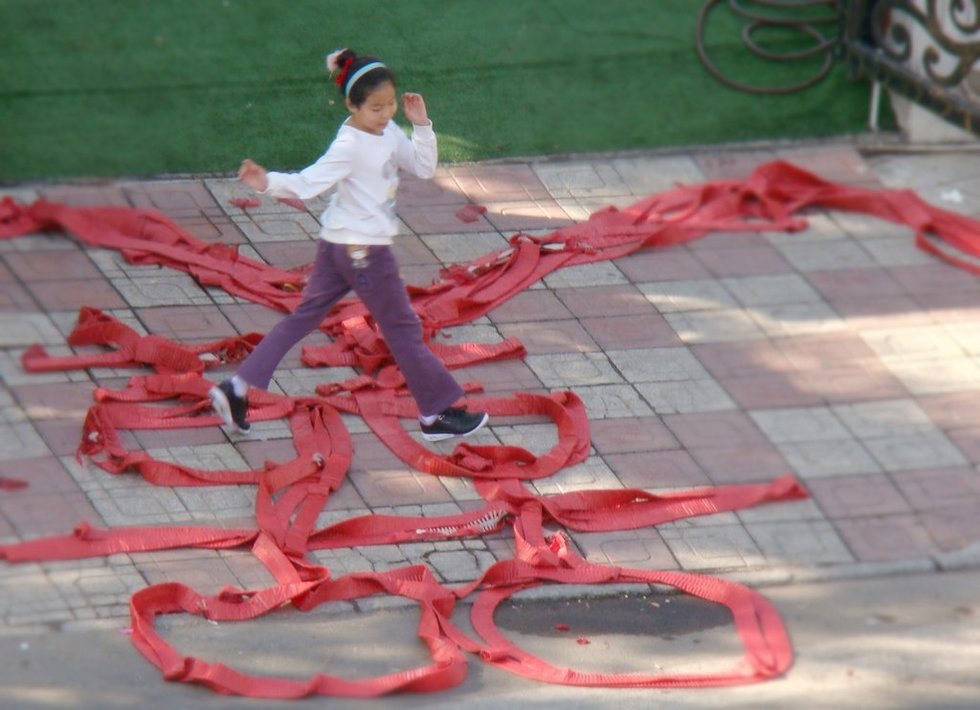 高清图:天津新人景区结婚豪车迎娶 燃放一公里